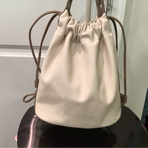 Universal Threads Handbags - Universal Threads Bucket Bag NWOT White & Taupe Faux Leather